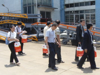 考察團(tuán)對牛力登車橋產(chǎn)品流連忘返