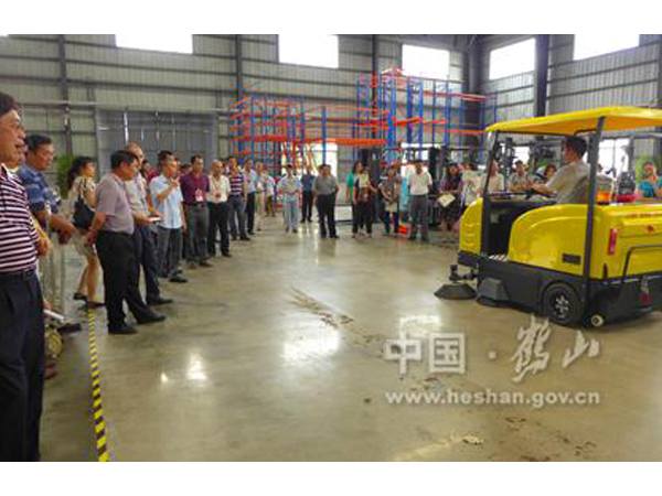 向省、市領(lǐng)導(dǎo)展示操作牛力電動(dòng)掃地車