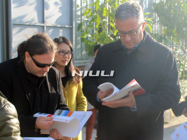 西班牙吉胡埃洛市長(zhǎng)仔細(xì)閱讀牛力產(chǎn)品畫冊(cè)