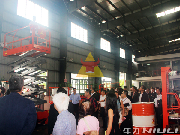 香港“一帶一路”國際研究院商務(wù)訪問團(tuán)到牛力機(jī)械參觀考察 香港“一帶一路”國際研究院商務(wù)訪問團(tuán)到牛力機(jī)械參觀考察