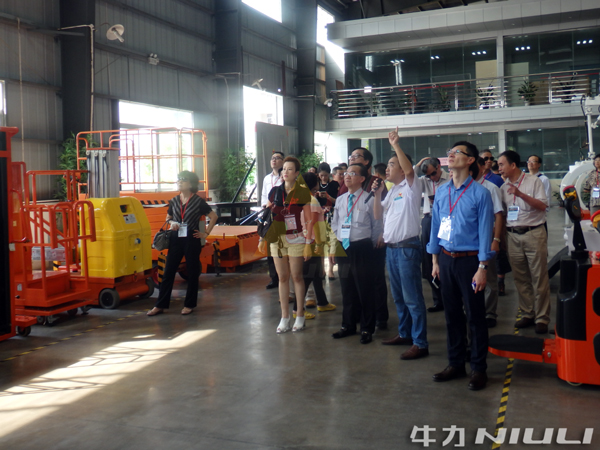 香港商會(huì)訪問(wèn)團(tuán)蒞臨牛力開(kāi)展經(jīng)貿(mào)考察活動(dòng) 香港商會(huì)訪問(wèn)團(tuán)蒞臨牛力開(kāi)展經(jīng)貿(mào)考察活動(dòng)