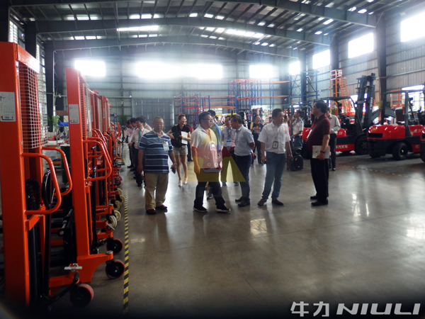 香港商會(huì)訪問(wèn)團(tuán)蒞臨牛力開(kāi)展經(jīng)貿(mào)考察活動(dòng) 香港商會(huì)訪問(wèn)團(tuán)蒞臨牛力開(kāi)展經(jīng)貿(mào)考察活動(dòng)