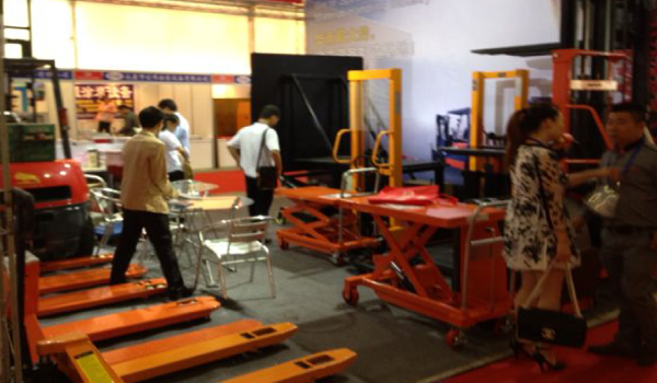 牛力參展產(chǎn)品：手動搬運(yùn)車、內(nèi)燃叉車等