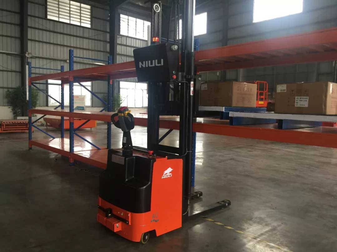 我司推出無人駕駛智能叉車測(cè)試